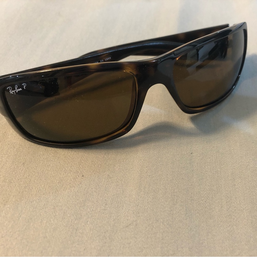 Brown ray-ban glasses